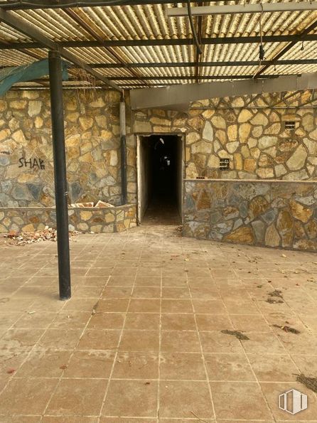 Retail for sale at Avenida Playa de Escalona, Escalona, Toledo, 45910 with door, wood, brickwork, brick, floor, flooring, tile flooring, road surface, symmetry and building material around