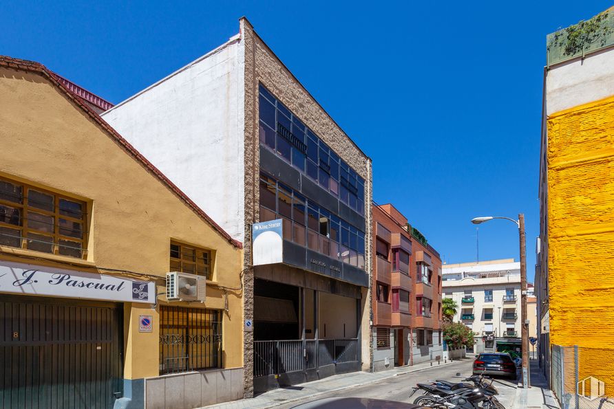 Oficina en alquiler en Pasaje Bisbal, 6, Salamanca, Madrid, 28028 con edificio, ventana, cielo, propiedad, rueda de bicicleta, casa, bicicleta, rueda, diseño urbano y superficie de carretera alrededor