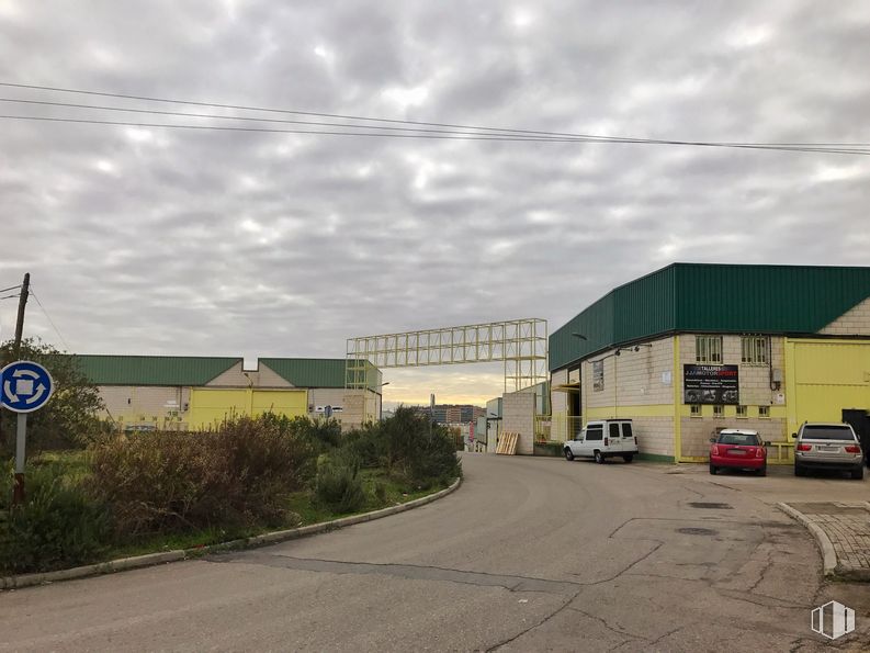 Industrial for rent at Polígono Industrial Albresa, Valdemoro, Madrid, 28342 with building, cloud, sky, wheel, plant, infrastructure, tire, road surface, asphalt and vehicle around