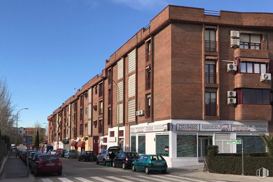 Retail for sale & for rent at Calle Getafe, 15, Parla, Madrid, 28980 with car, building, sky, window, vehicle, infrastructure, wheel, architecture, urban design and tire around