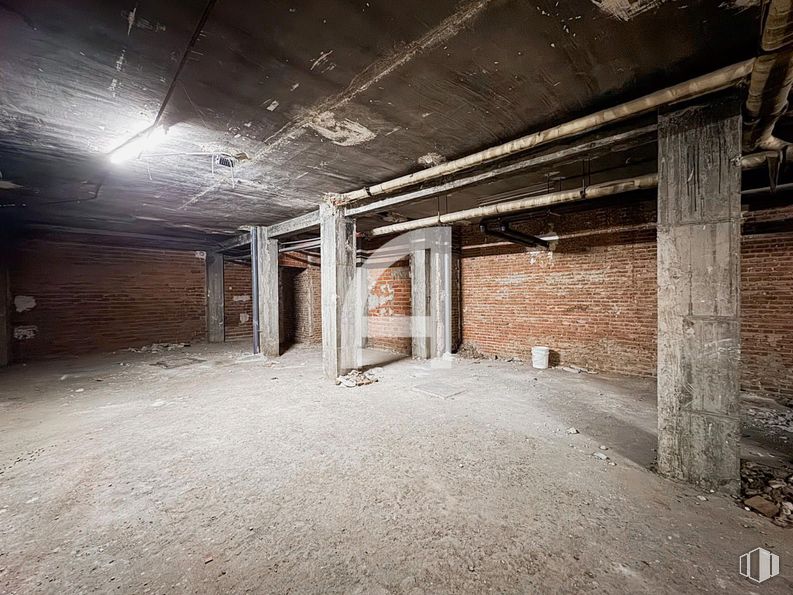 Industrial for sale at Barrio Guindalera, Salamanca, Madrid, 28028 with floor, flooring, composite material, ceiling, concrete, brick, brickwork, basement, beam and building material around