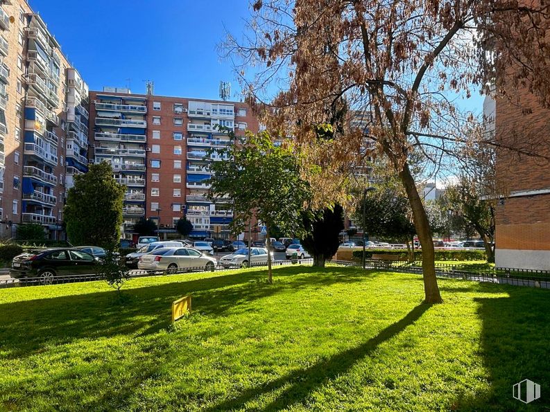 Local en venta en Zona centro joven Alcorcón, Alcorcón, Madrid, 28923 con coche, edificio, planta, cielo, árbol, hoja, paisaje natural, diseño urbano, bioma y hierba alrededor