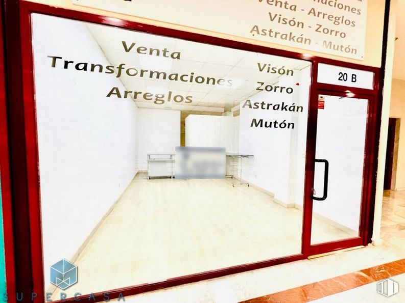 Retail for sale & for rent at Ronda Buenavista, Toledo, 04005 with mirror, building, fixture, rectangle, font, flooring, advertising, facade, door and ceiling around