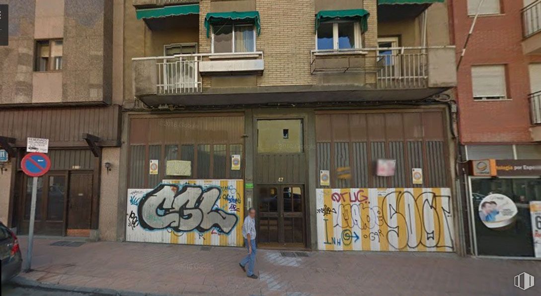 Local en alquiler en Zona Centro, Cuenca, 16004 con ventana, edificio, arte, barrio, casa, grafiti, ciudad, fachada, pintura y madera alrededor