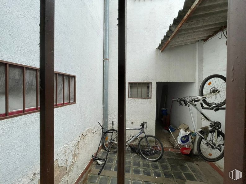 Retail for rent at Zona La Fortuna, Leganés, Madrid, 28917 with bicycle, bicycle wheel, tire, window, wheel, property, bicycle wheel rim, bicycle tire, building and vehicle around