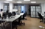 Oficina en alquiler en Avenida Brasil, 17, Tetuán, Madrid, 28020 con silla, mesa, ordenador, mueble, pantalla de ordenador, computadora personal, silla de oficina, escritorio, escritorio para computadora y teclado de computadora alrededor