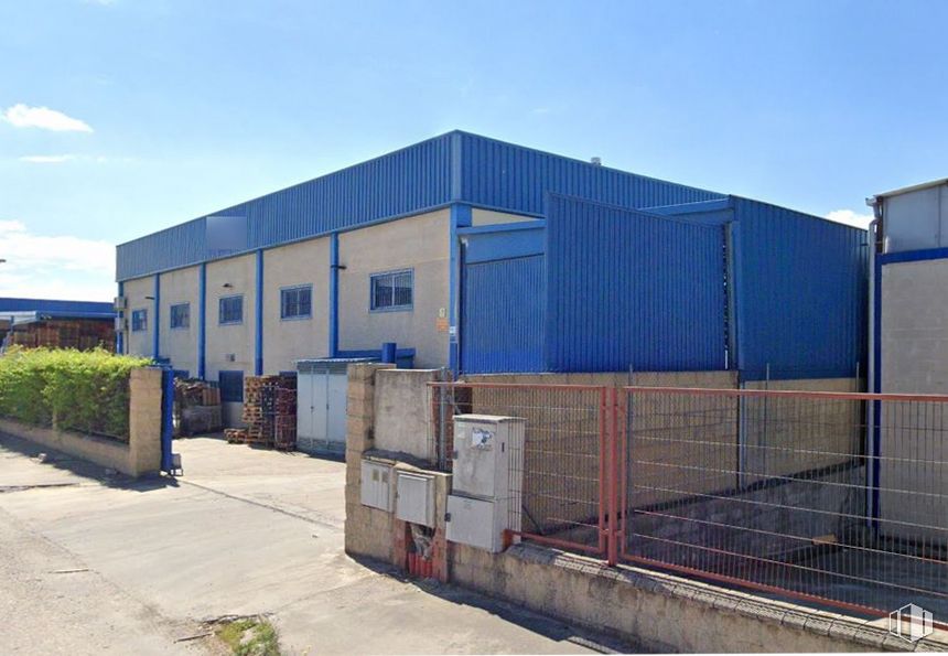 Industrial for sale at Calle Laurisilva, 14-16, Serranillos del Valle, Madrid, 28979 with building, sky, plant, asphalt, land lot, door, composite material, cloud, house and facade around