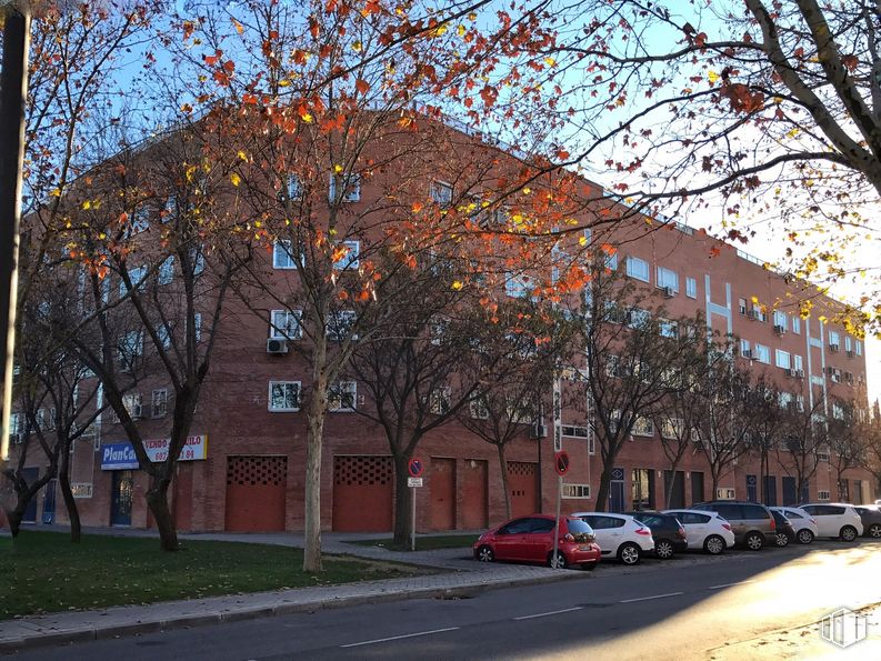 Local en alquiler y venta en Calle Alhaquén, 8, Getafe, Madrid, 28903 con coche, edificio, vehículo terrestre, rueda, planta, día, ventana, vehículo, neumático y cielo alrededor