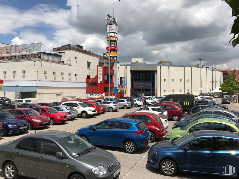 Local en alquiler y venta en Centro Comercial La Rotonda, Plaza Toro, 1, Tres Cantos, Madrid, 28760 con coche, neumático, rueda, luz de estacionamiento automotriz, nube, vehículo terrestre, vehículo, cielo, vehículo motorizado y edificio alrededor