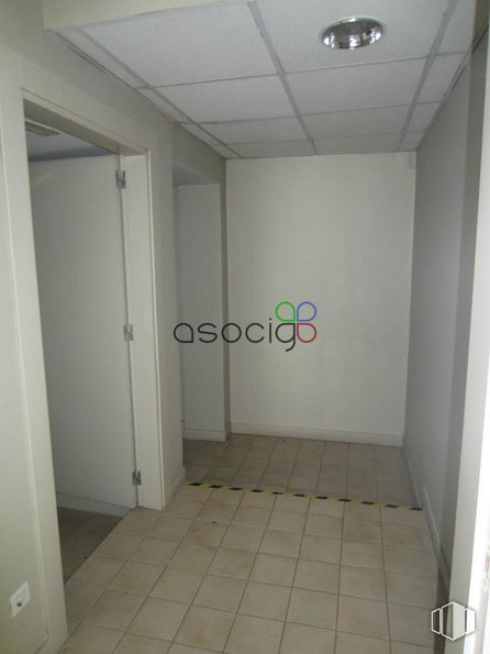 Retail for sale at Calle Cuba, Guadalajara, 19005 with building, fixture, floor, wall, flooring, composite material, ceiling, door, glass and bathroom around