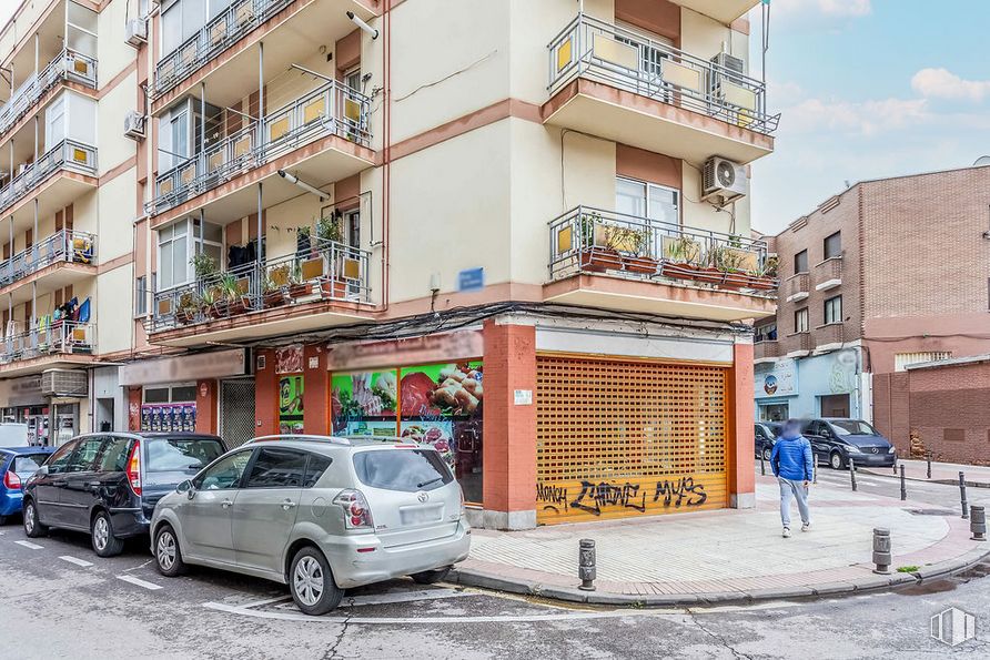 Local en alquiler y venta en Calle Delicias, Fuenlabrada, Madrid, 28945 con coche, persona, edificio, neumático, rueda, vehículo, ventana, placa de matrícula del vehículo, diseño urbano y barrio alrededor