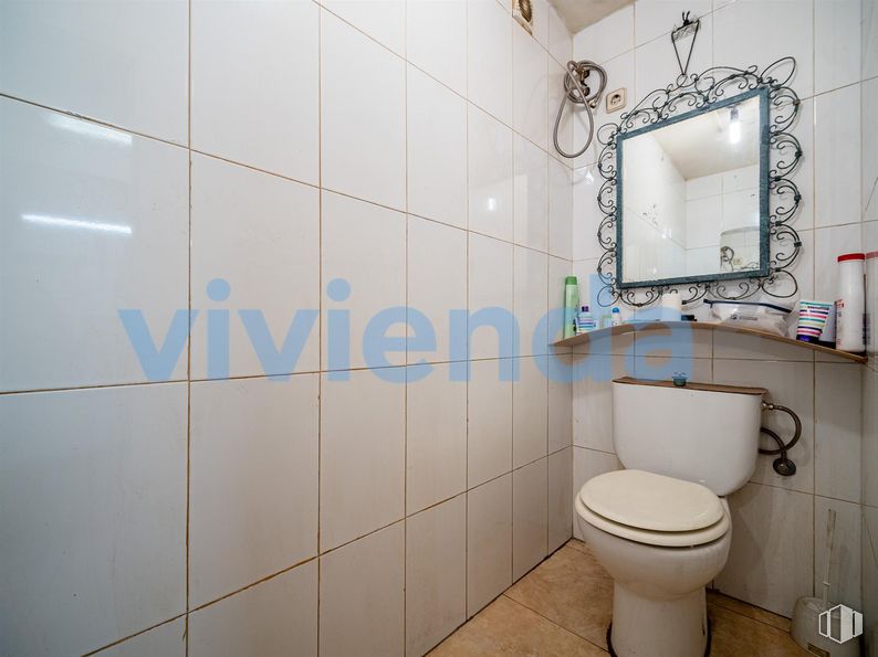 Local en venta en Calle Sandalio López, Fuencarral - El Pardo, Madrid, 28034 con espejo, inodoro, accesorios de fontanería, cuarto de baño, morado, asiento del inodoro, línea, suelo, fontanería y suelos alrededor