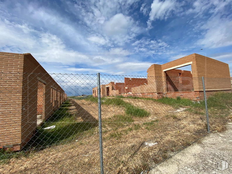 Land for sale at Zona Centro, Novés, Toledo, 45519 with house, cloud, sky, plant, ecoregion, building, land lot, window, brick and wood around