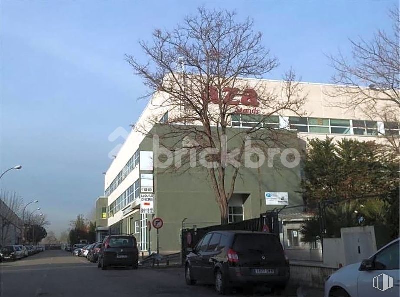 Oficina en alquiler y venta en Avenida Andalucía, Villaverde, Madrid, 28041 con coche, edificio, cielo, neumático, rueda, vehículo, matrícula del vehículo, árbol, nube y ventana alrededor