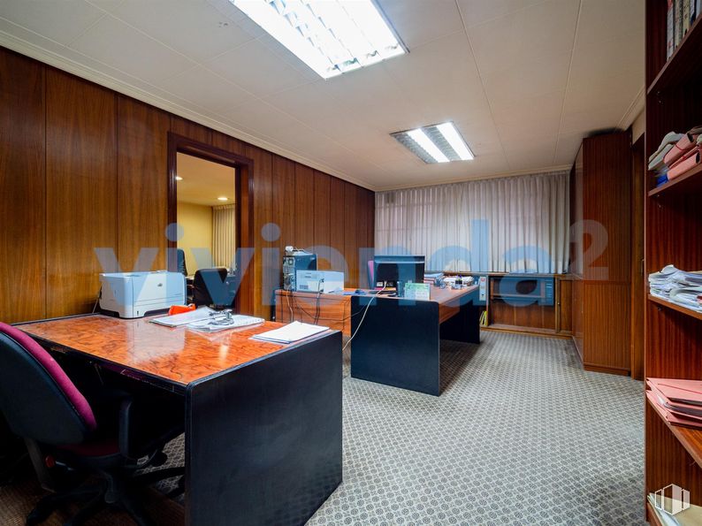 Office for sale at Calle Doctor Esquerdo, Retiro, Madrid, 28007 with chair, desk, light fixture, table, furniture, property, architecture, interior design, building and floor around