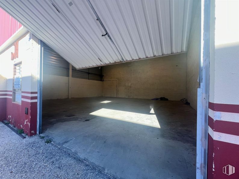 Industrial for rent at Calle Francisco de Medina y Mendoza, Cabanillas del Campo, Guadalajara, 19171 with floor, ceiling, concrete, shade, garage door, building material, garage and shed around