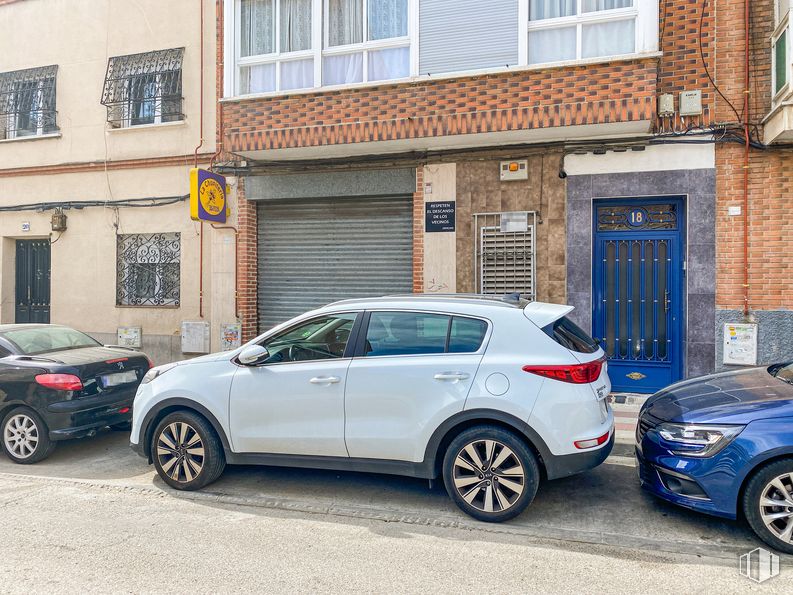 Local en alquiler y venta en Calle San Martín de la Vega, 18, Getafe, Madrid, 28901 con neumático, rueda, coche, puerta, ventana, vehículo terrestre, vehículo, neumático automotriz, vehículo de motor y azul alrededor