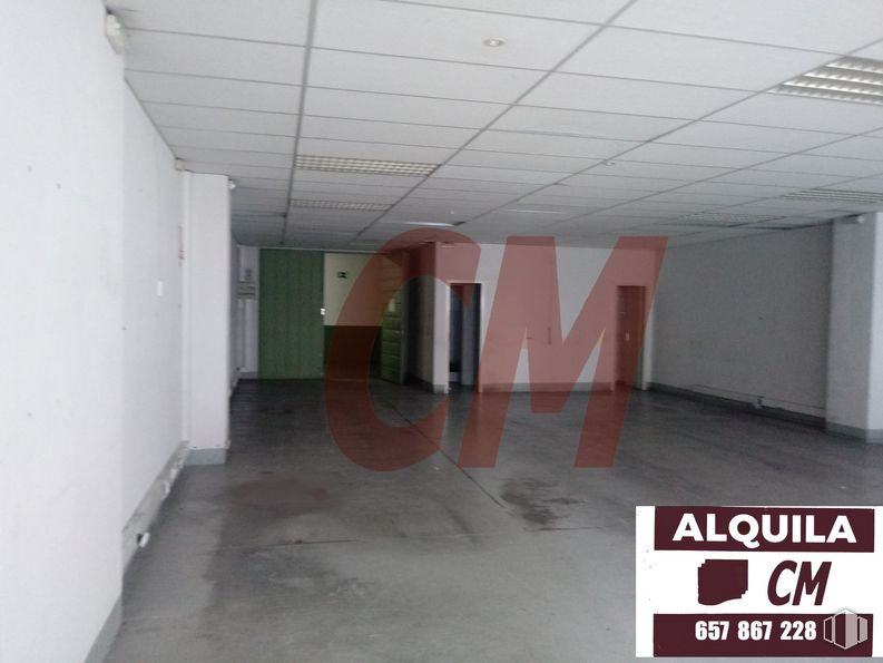 Industrial for rent at Calle Gamonal, Villa de Vallecas, Madrid, 28031 with fixture, building, hall, architecture, floor, flooring, material property, composite material, ceiling and concrete around