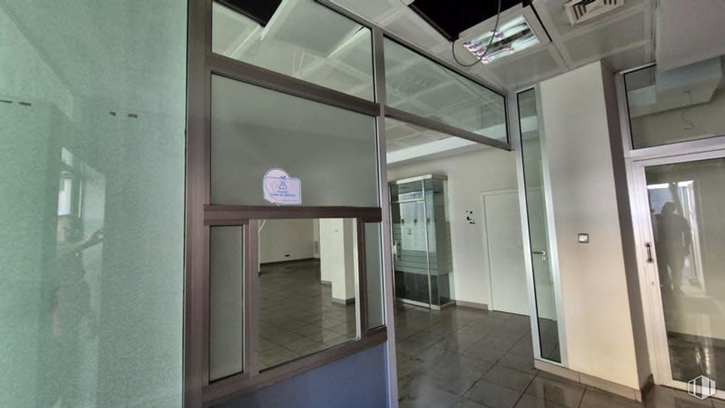 Retail for sale at Avenida Libertad, Leganés, Madrid, 28917 with door, flooring, floor, interior design, ceiling, glass, transparency, silver, home door and cleanliness around