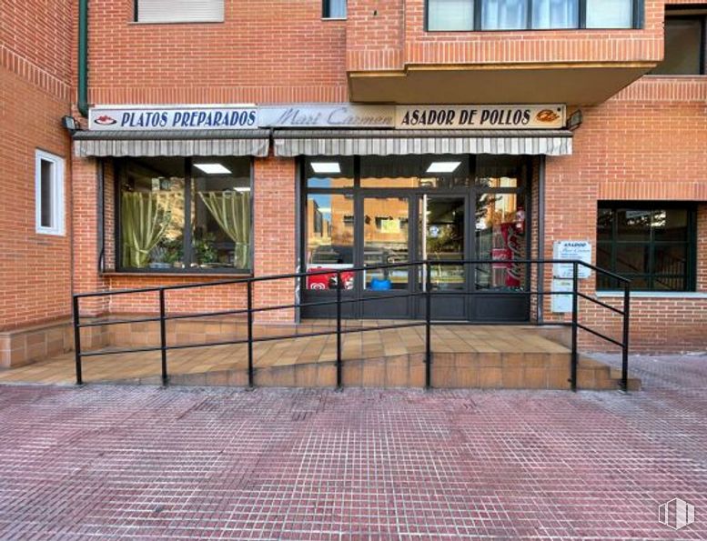 Local en venta en Calle Serracines, 4, Alcalá de Henares, Madrid, 28801 con ventana, edificio, accesorio, superficie de carretera, madera, pared, material de construcción, albañilería, ladrillo y ciudad alrededor