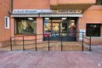 Retail for sale at Calle Serracines, 4, Alcalá de Henares, Madrid, 28801 with window, building, fixture, road surface, wood, wall, building material, brickwork, brick and city around