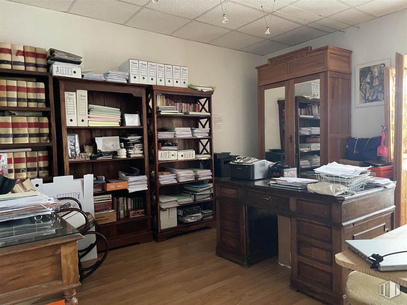 Office for rent at Calle Gobernador, Aranjuez, Madrid, 28300 with bookcase, desk, furniture, cupboard, shelf, shelving, wood, flooring, interior design and lighting around