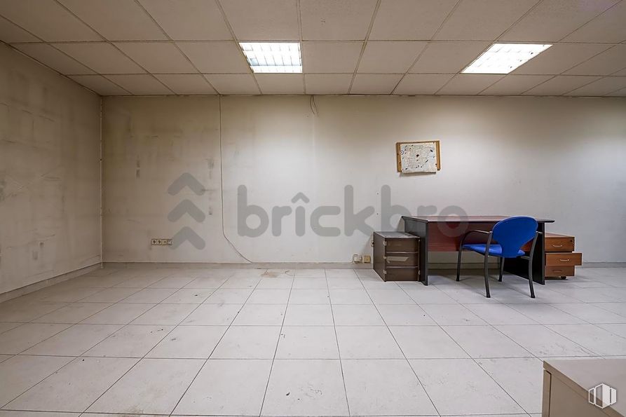 Retail for sale & for rent at Calle Jaén, 8, Tetuán, Madrid, 28020 with chair, light fixture, lighting, building, hall, interior design, floor, flooring, ceiling and art around