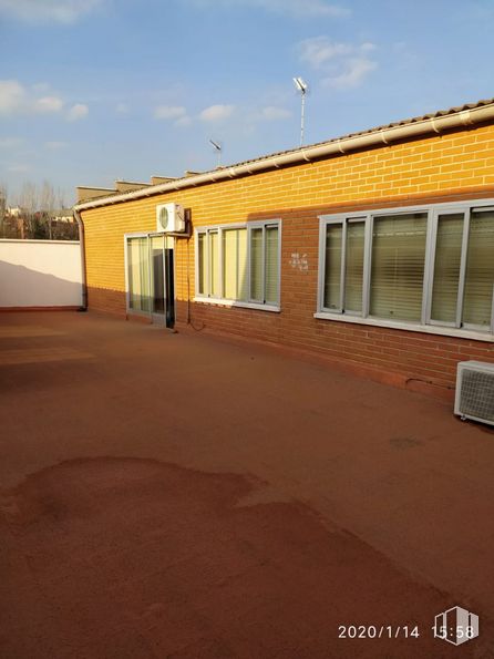 Oficina en alquiler en Zona Polígono Industrial Norte, San Sebastián de los Reyes, Madrid, 28700 con ventana, edificio, nube, cielo, madera, accesorio, asfalto, sombra, luz de la calle y tintes y matices alrededor