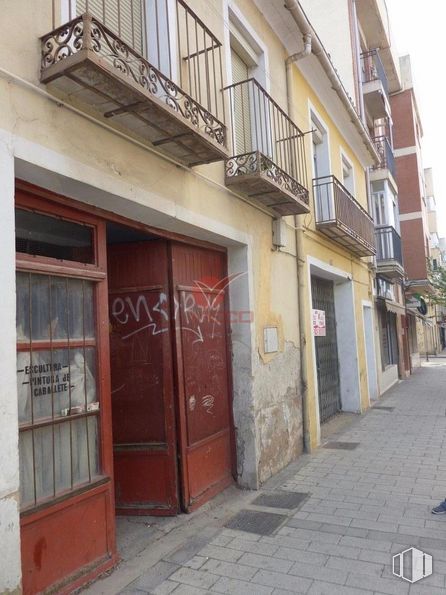 Retail for sale at Paseo San Antonio, Cuenca, 16003 with door, building, property, window, fixture, wood, wall, line, house and facade around