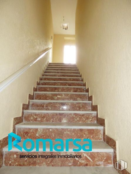 Retail for sale at Calle El Chorrito, El Barraco, Ávila, 00000 with brown, stairs, wood, flooring, floor, wall, wood stain, hardwood, rectangle and house around