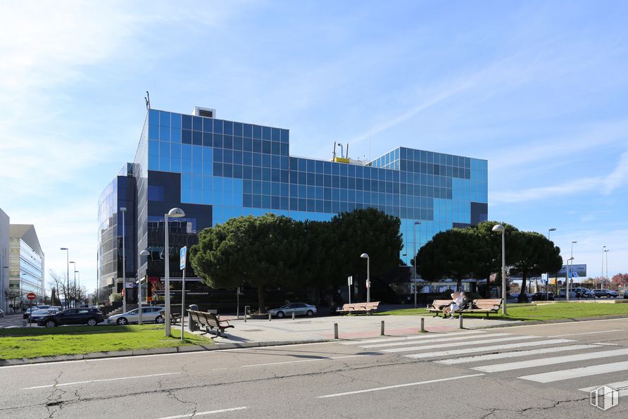 Oficina en alquiler en Avenida Partenón, Barajas, Madrid, 28042 con edificio, nube, cielo, planta, superficie de la carretera, luz de la calle, diseño urbano, asfalto, bloque de torres y árbol alrededor