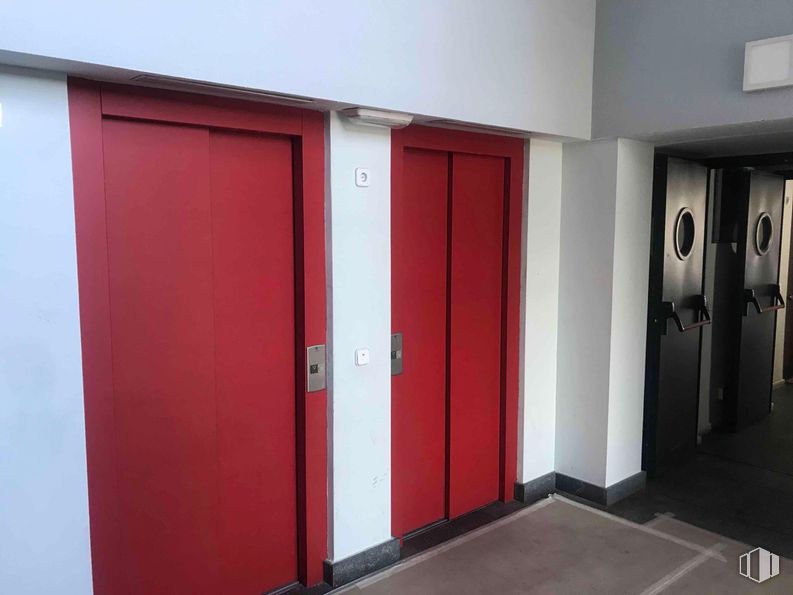 Oficina en venta en Zona San Sebastián de los Reyes, San Sebastián de los Reyes, Madrid, 28700 con puerta, rojo, suelos, suelo, material compuesto, puerta de casa, cerrojo muerto, manija de la puerta y limpieza alrededor