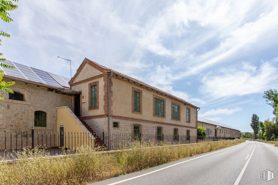 Industrial for sale at Carretera Perales de Tajuña a Albares, km 7.300, Carabaña, Madrid, 28560 with house, sky, cloud, plant, building, window, tree, land lot, residential area and neighbourhood around