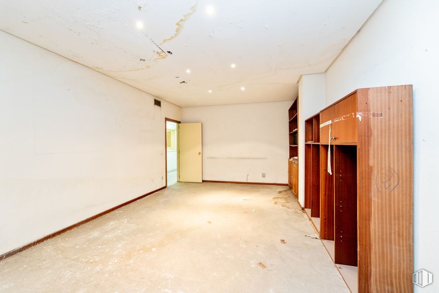 Retail for sale & for rent at Calle Gaztambide, Chamberí, Madrid, 28015 with wardrobe, fixture, door, hall, wood, floor, flooring, ceiling, paint and building around