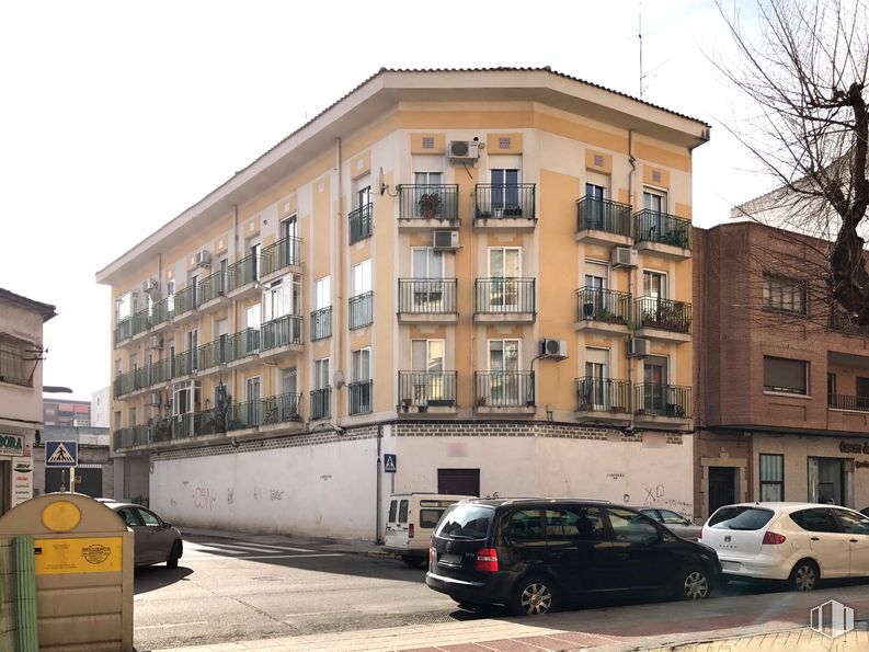 Retail for sale at Calle Alba, Talavera de la Reina, Toledo, 45600 with car, building, wheel, land vehicle, tire, sky, property, vehicle, window and infrastructure around