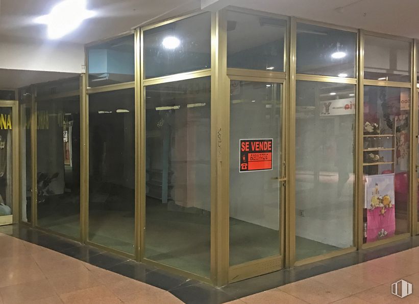 Retail for sale at Calle Doctor Fleming, 22, Ávila, 05001 with fixture, door, composite material, glass, automotive exterior, vehicle door, facade, building, aluminium and metal around