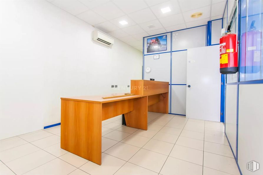 Retail for sale at Calle Alcalá, San Blas - Canillejas, Madrid, 28027 with desk, door, flooring, interior design, floor, ceiling, lighting, room, cleanliness and aluminium around