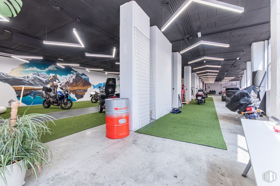 Nave en venta en Calle María Tubau, Fuencarral - El Pardo, Madrid, 28049 con motocicleta, planta de interior, maceta, planta, arquitectura, vehículo de motor, neumático de automoción, diseño automovilístico, hierba y contenedor de basura alrededor