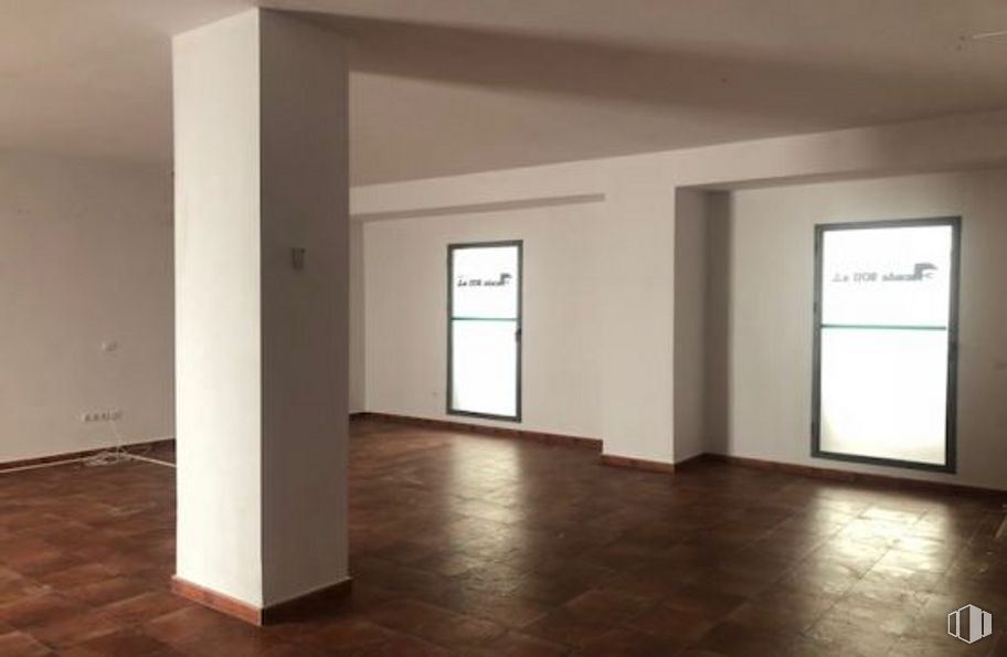 Office for sale at Plaza Salvador, Arévalo, Ávila, 05200 with window, fixture, building, hall, wood, interior design, floor, flooring, shade and hardwood around