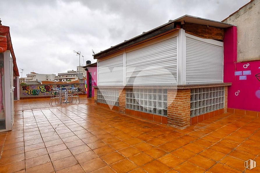 Local en venta en Calle Santa Rosa de Lima, Quintanar de la Orden, Toledo, 45800 con edificio, cielo, nube, madera, superficie de la carretera, suelo, suelos, fachada, sombra y ladrillo alrededor