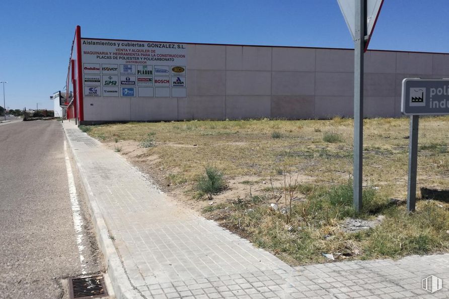 Land for sale at Calle Salve, Torrijos, Toledo, 45500 with sky, property, plant, asphalt, road surface, street light, land lot, wall, tar and sidewalk around