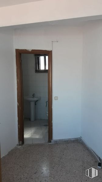 Nave en alquiler en Calle Fresnedillas, 4, Alcorcón, Madrid, 28925 con fregadero, edificio, accesorio, madera, puerta, accesorio de fontanería, suelo, piso, casa y baño alrededor