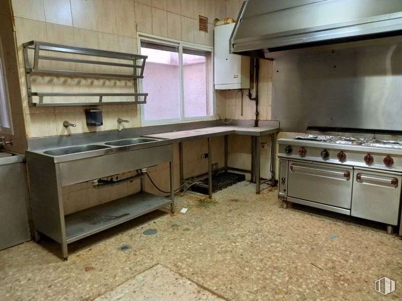 Local en venta en Calle Almansa, Tetuán, Madrid, 28039 con fregadero, ebanistería, electrodoméstico, encimera, aparato de cocina, cocina, ventana, estufa de cocina, madera y estufa de gas alrededor