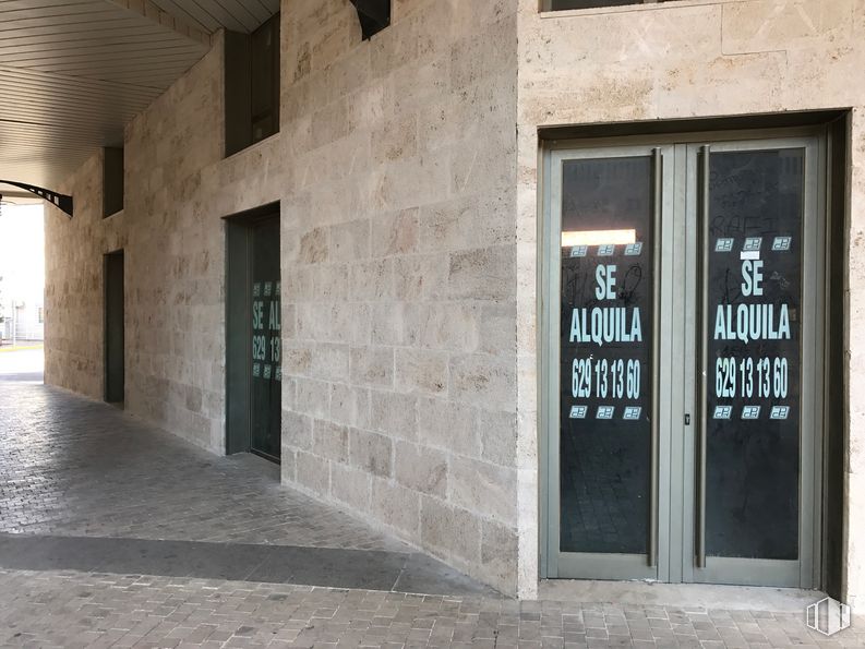 Retail for sale & for rent at Plaza Nueva de Noblejas, Noblejas, Toledo, 45350 with door, fixture, wood, facade, composite material, building material, glass, road surface, brick and font around