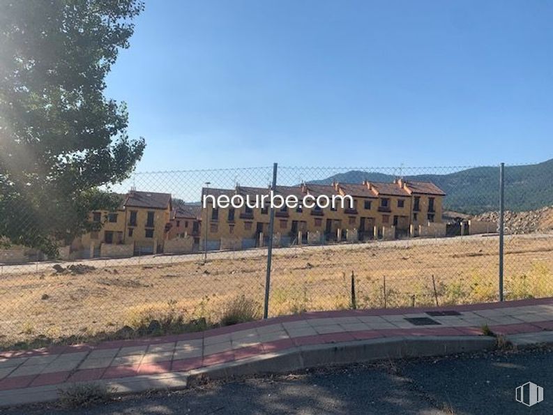 Land for sale at Calle Puente Pasil, El Tiemblo, Ávila, 05270 with sky, plant, window, land lot, road surface, asphalt, building, residential area, landscape and tree around