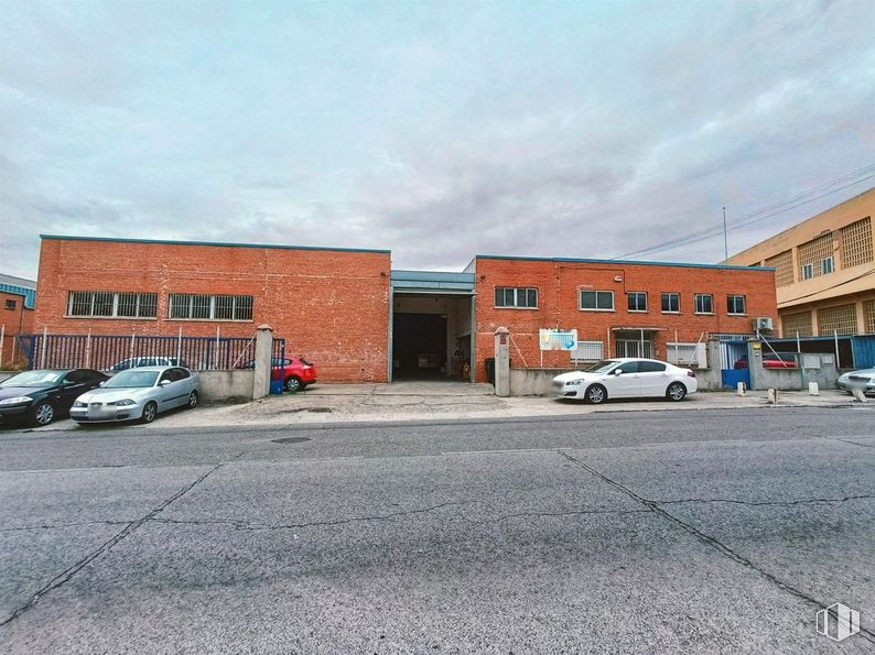 Industrial for sale at Calle Urano, Móstoles, Madrid, 28936 with car, automotive parking light, brickwork, parking, concrete, family car, luxury vehicle, mid-size car, building material and full-size car around