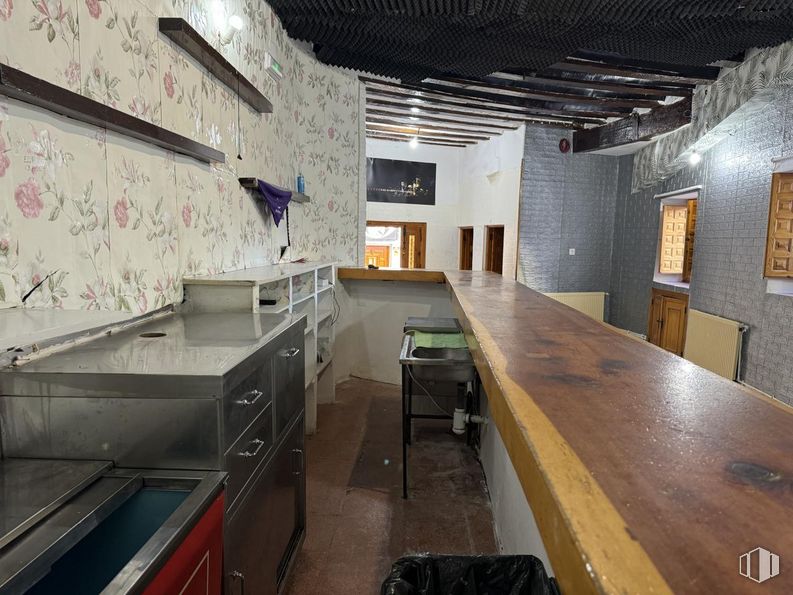 Retail for rent at Barrio del Castillo, Cuenca, 16001 with cabinetry, luggage & bags, property, furniture, table, countertop, kitchen, wood, interior design and lighting around