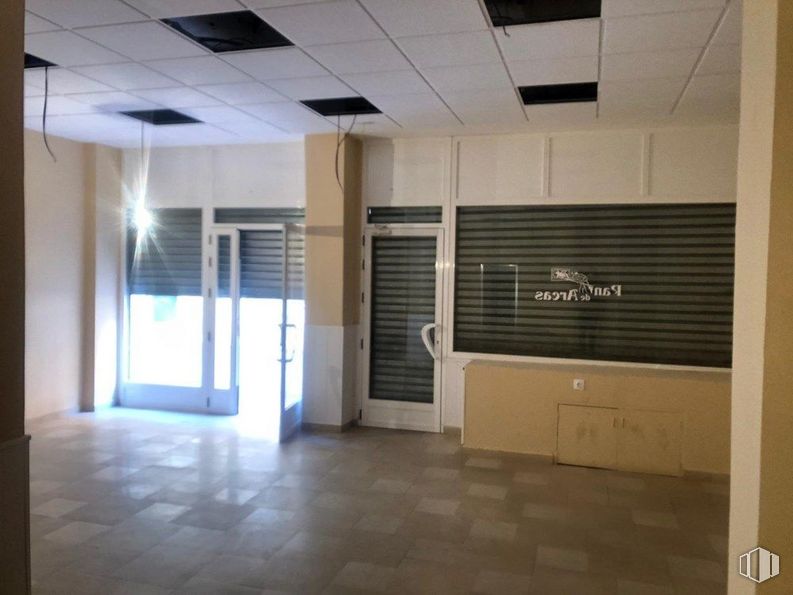 Local en alquiler y venta en Calle Fray Luis de León, Cuenca, 16001 con ebanistería, puerta, pasillo, accesorio, piso, suelo, madera, techo, madera y espacio alrededor