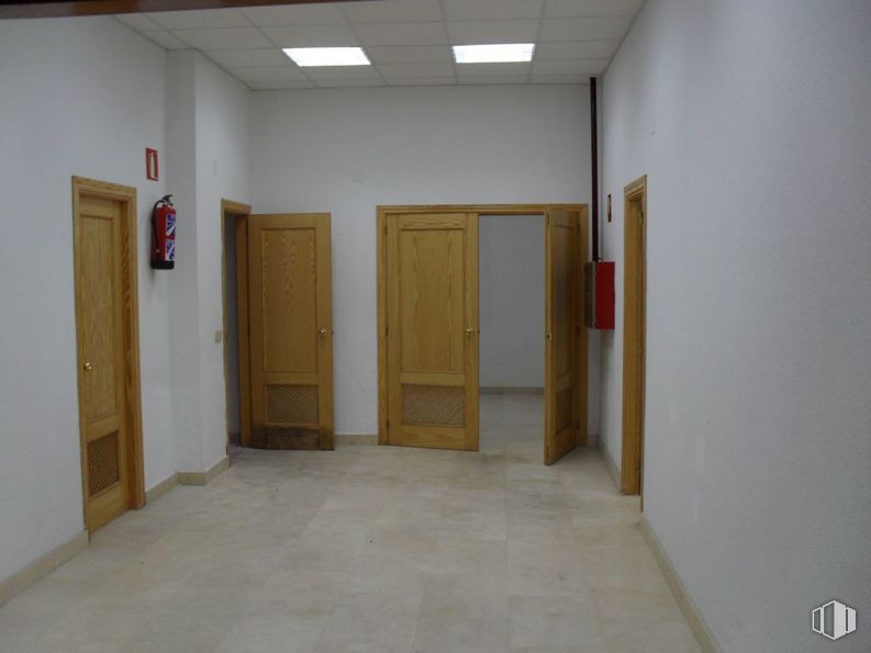 Industrial for sale & for rent at Polígono Industrial Sur, Colmenar Viejo, Madrid, 28770 with door, light fixture, fixture, wood, floor, flooring, paint, hall, ceiling and home door around