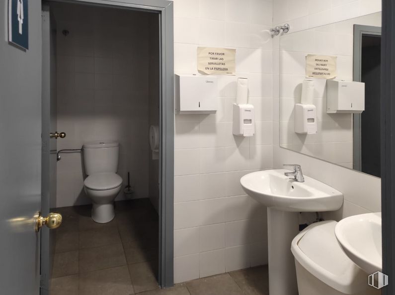 Nave en alquiler en Calle Manuel Tovar, Fuencarral - El Pardo, Madrid, 28034 con fregadero, inodoro, espejo, accesorio de fontanería, propiedad, grifo, lavabo de baño, blanco, baño y accesorio alrededor